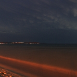 Der Strand kurz nach dem Sonnenuntergang, bevor es ganz dunkel ist. Der Blick geht Richtung Südost (s'Arenal). Die Marsrote Färbung des Strandes kommt durch die längere Belichtungszeit und die künstliche Beleuchtung der Strandpromenade. <br /> Der Strand kurz nach dem Sonnenuntergang, bevor es ganz dunkel ist. Der Blick geht Richtung Südost (s'Arenal). Die Marsrote Färbung des Strandes kommt durch die längere Belichtungszeit und die künstliche Beleuchtung der Strandpromenade. <br />